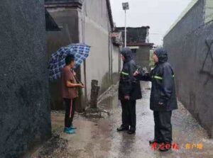 抗击台风“烟花” 陶庄镇网格员在行动-爱山亭网