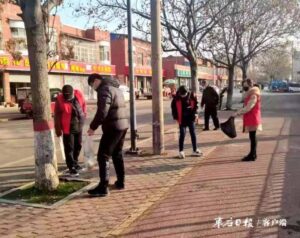 陶庄镇“红马甲”为创城助力添彩-爱山亭网