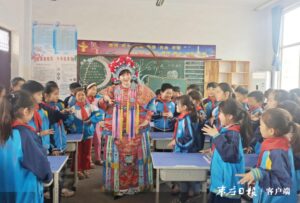 党史宣讲随“戏”进校园-爱山亭网