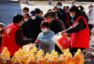 过年有礼 村民快乐领年货-爱山亭网