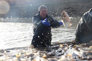 人欢鱼跃冬捕忙-爱山亭网