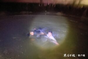 市民不慎落水 民警飞身下河救人-爱山亭网